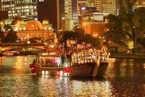 大阪屋形船・グランピングBBQ船メリーグリーン、中之島中央公会堂の前。